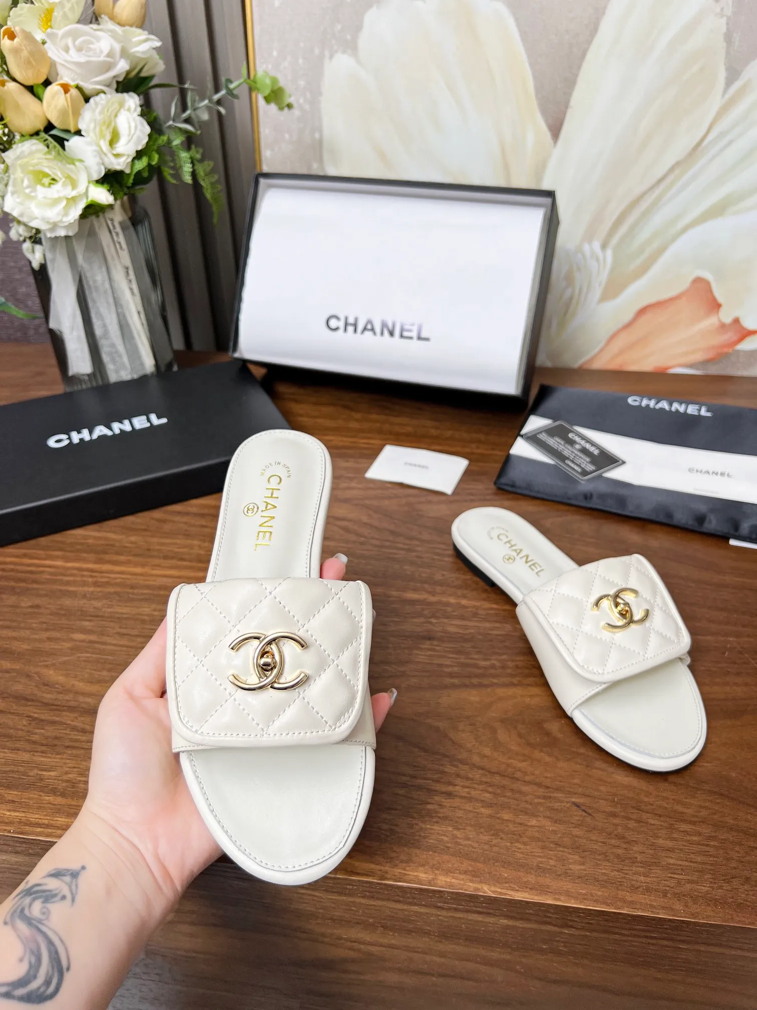 👟👟Ex-factory price 440👟👟Chanel classic slippers✅, very classic made of diamond-patterned cowhide😊 And it also has Chanel's classic gold buckle, heel, comfortable and easy to wear. Fabric: cowhide. Lining: cow lining. Color: black, white. Size: 35-42 (41, 42 can be customized and non-returnable). Outsole: Made of genuine leather outsole. Packaging: with card, cloth bag